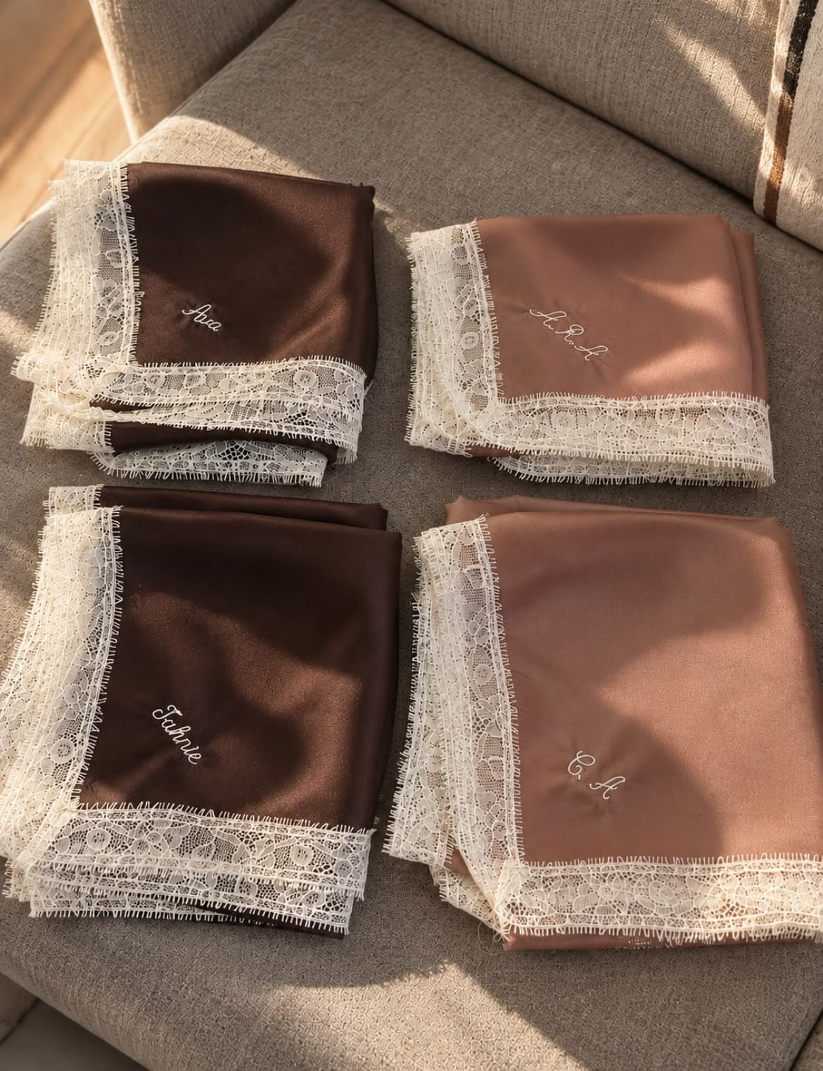 Foulards chocolat et moka bordés de dentelle, brodés de prénoms