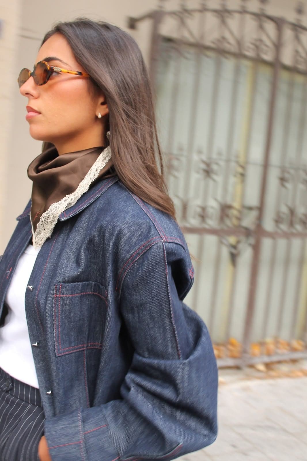 Iconique Moka — foulard en soie moka porté