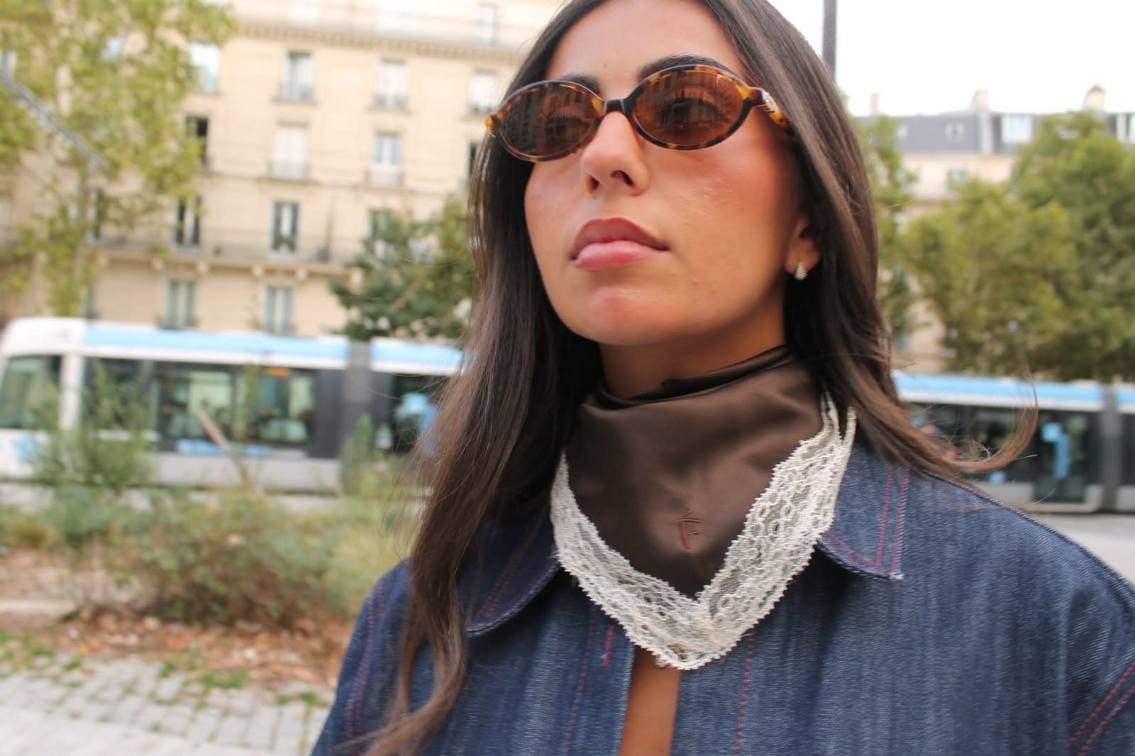 Foulard en soie chocolat bordé de dentelle ivoire, porté avec une veste en jean à Paris