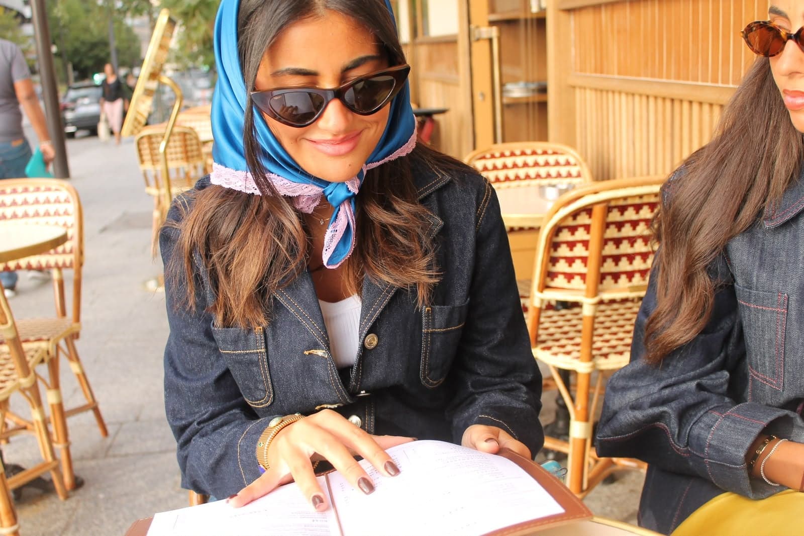 Le Ciel — foulard en soie bleu ciel porté