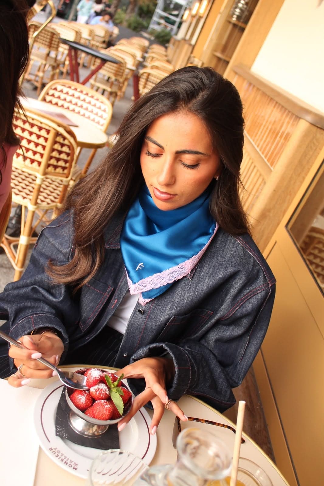 Le Ciel — foulard en soie bleu ciel porté
