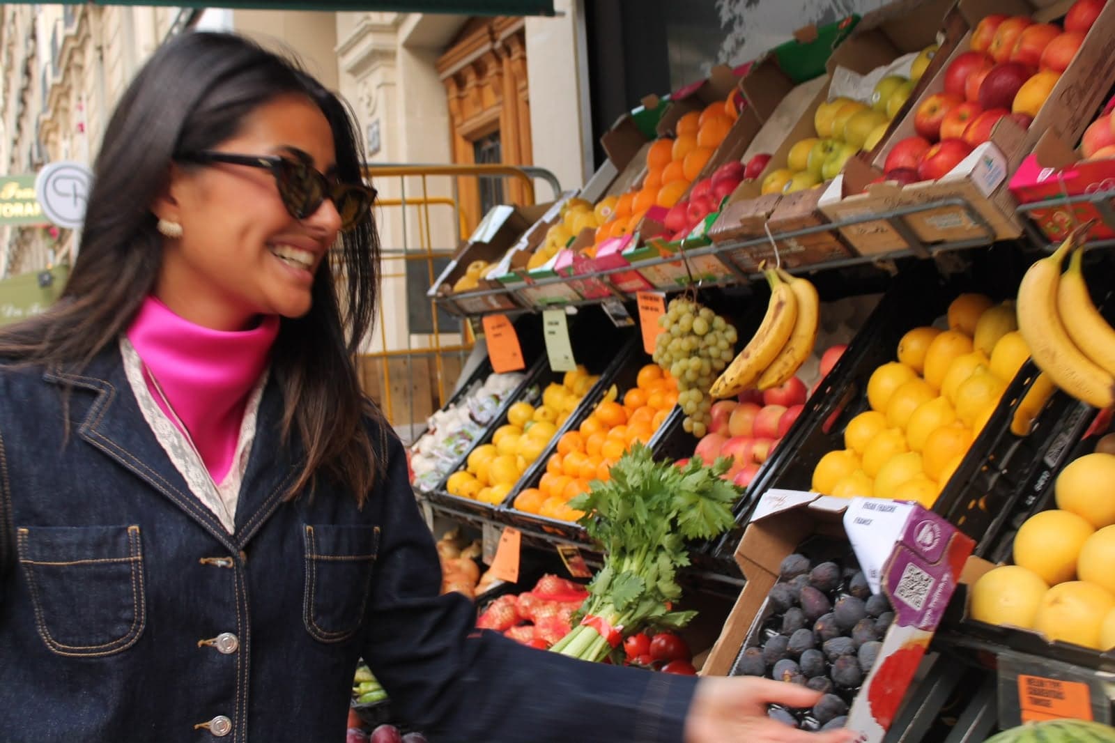 Foulard fuchsia porté au cou avec une veste en jean