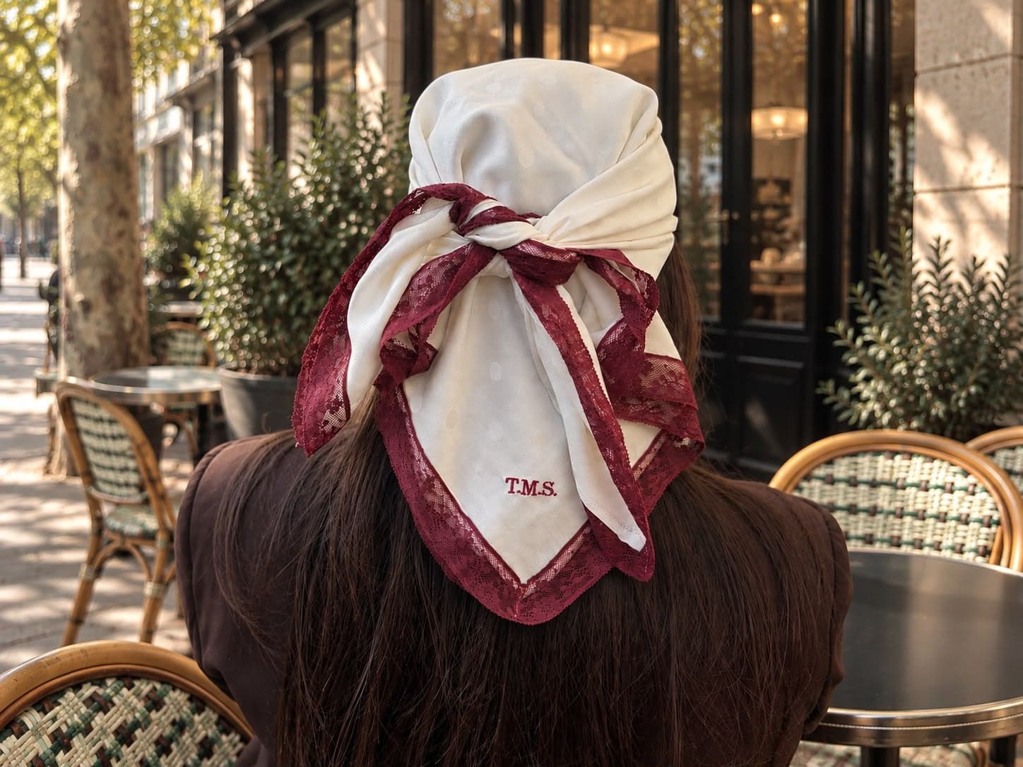 Iconique Rubis — foulard en soie ivoire porté