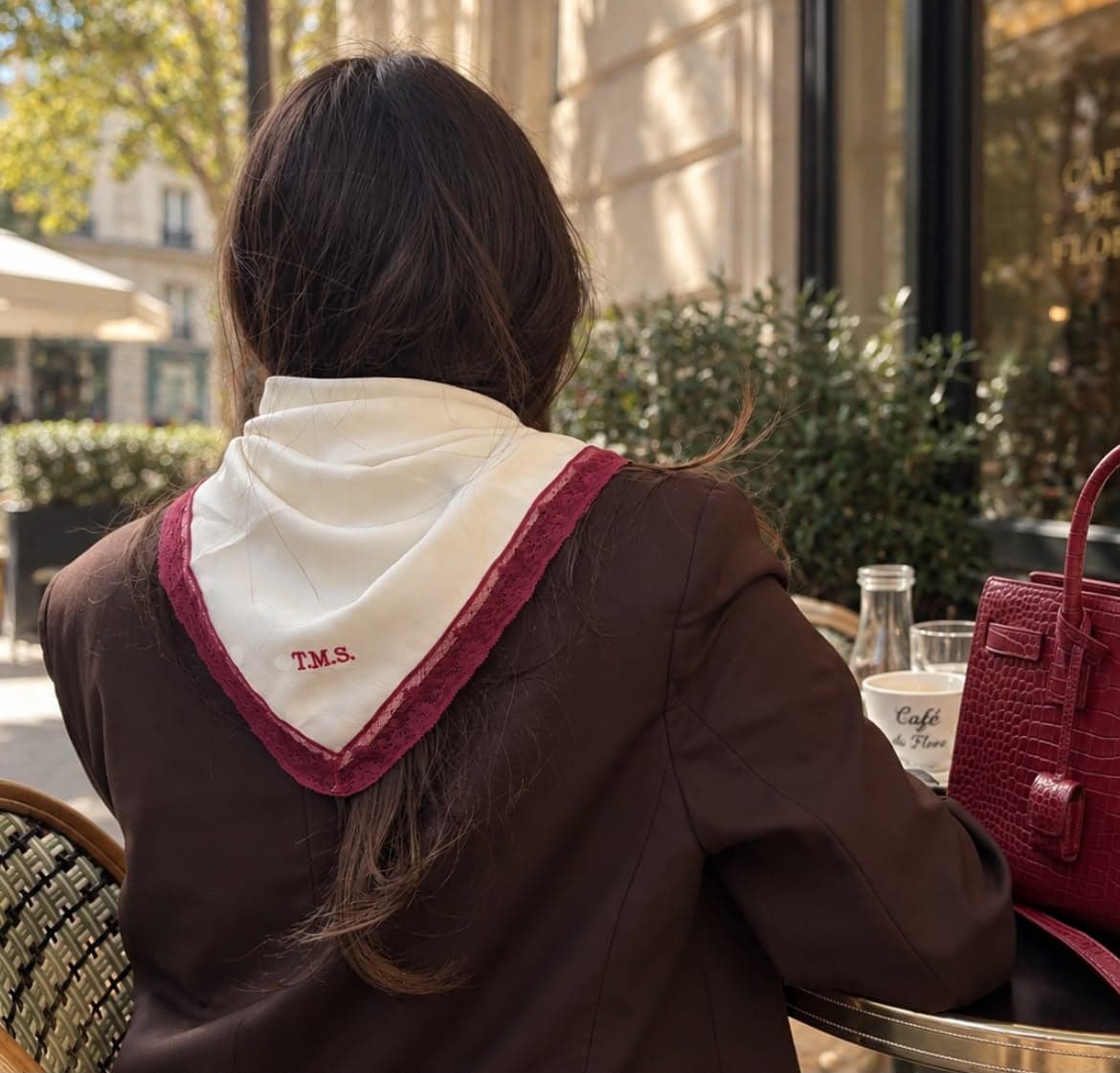 Foulard ivoire à dentelle bordeaux brodé T.M.S.