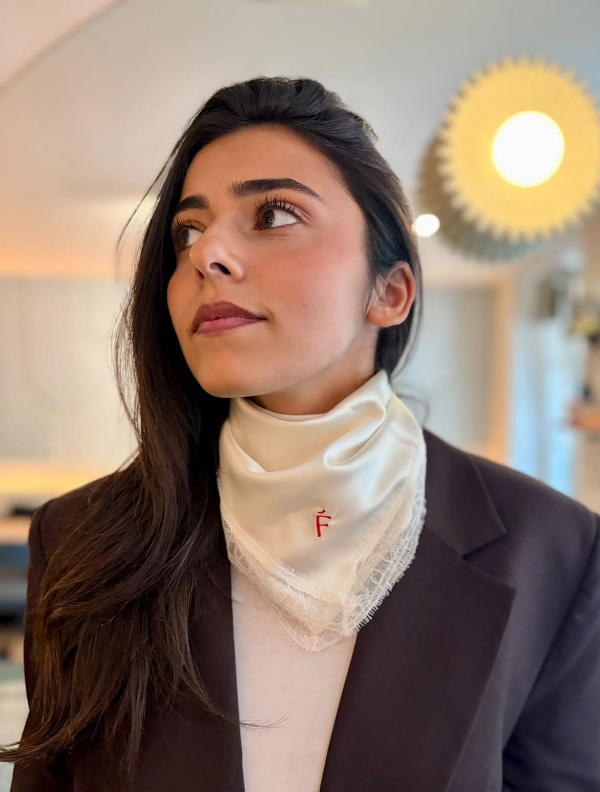 Pureté — foulard en soie ivoire porté