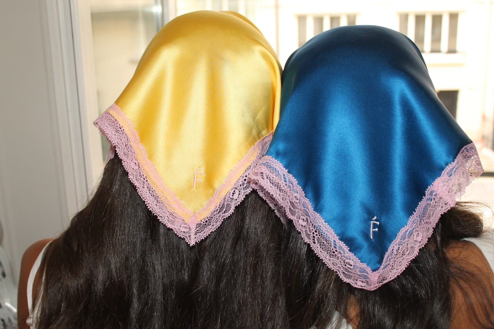 Deux foulards, jaune mimosa et bleu cobalt, noués dans les cheveux